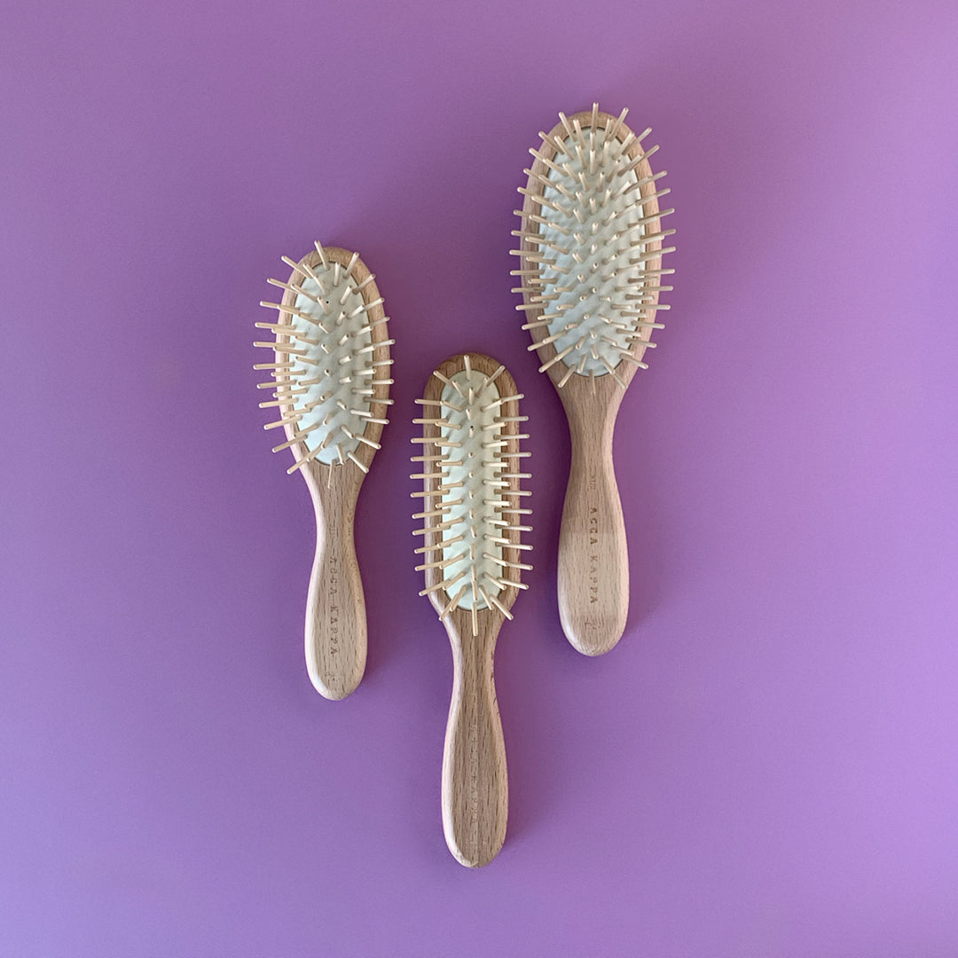 foto di spazzole in legno su sfondo viola