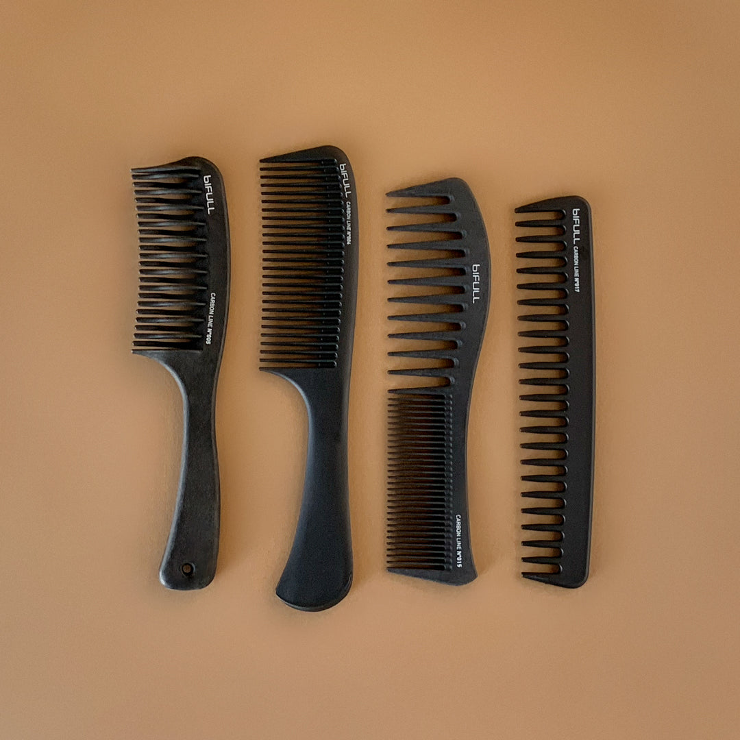 foto di pettini di varie dimensioni su sfondo rosa chiaro