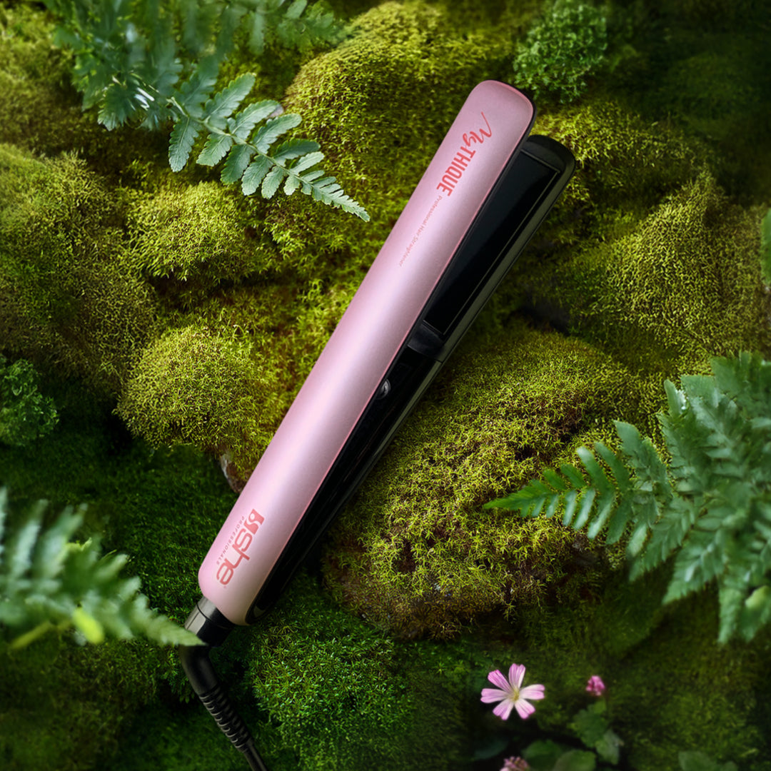 Piastra rosa che poggia su uno sfondo di muschio e qualche foglia verde