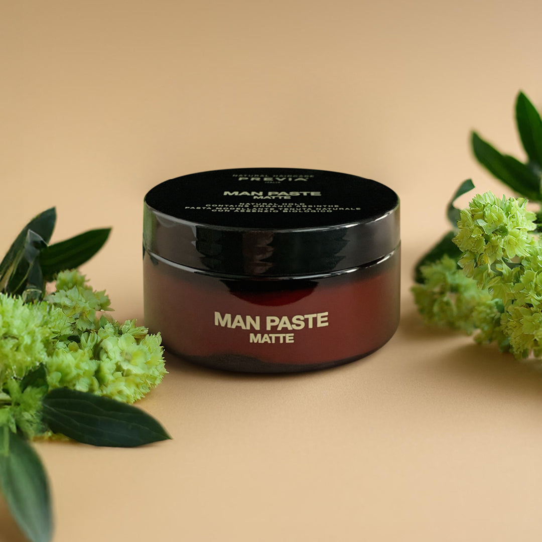 man paste matte previa su sfondo rosetta con alla destra e sinistra dei fiori che fuoriescono