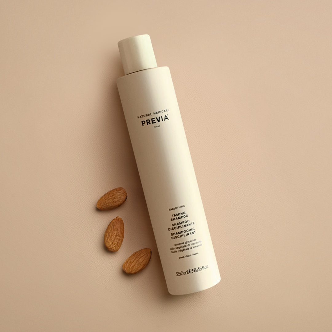 shampoo disciplinante previa su sfondo rosetta con alla destra tre mandorle