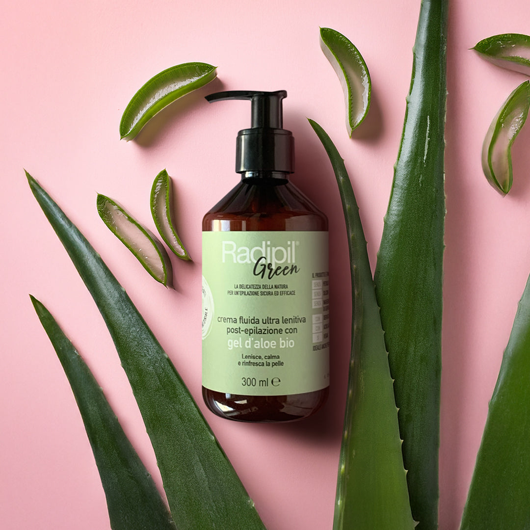 Prodotto radipil green su sfondo rosa con foglie di aloe