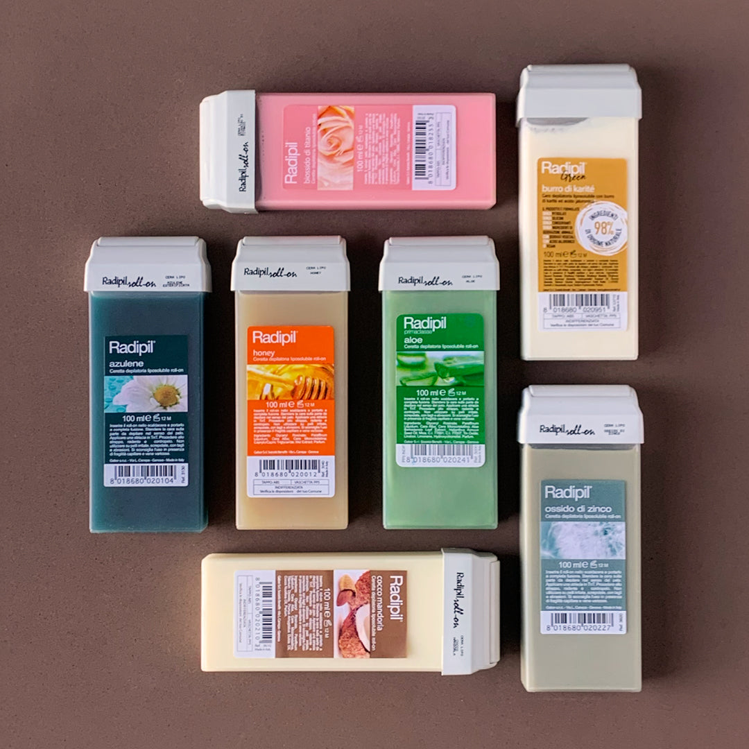Foto su sfondo nuetro marrone con 7 roll - on diversi per fare la ceretta