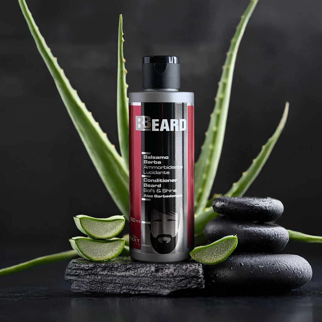 flacone di beard balsamo barba che poggia su dei sassi grigi e dietro aloe vera. Sfondo grigio
