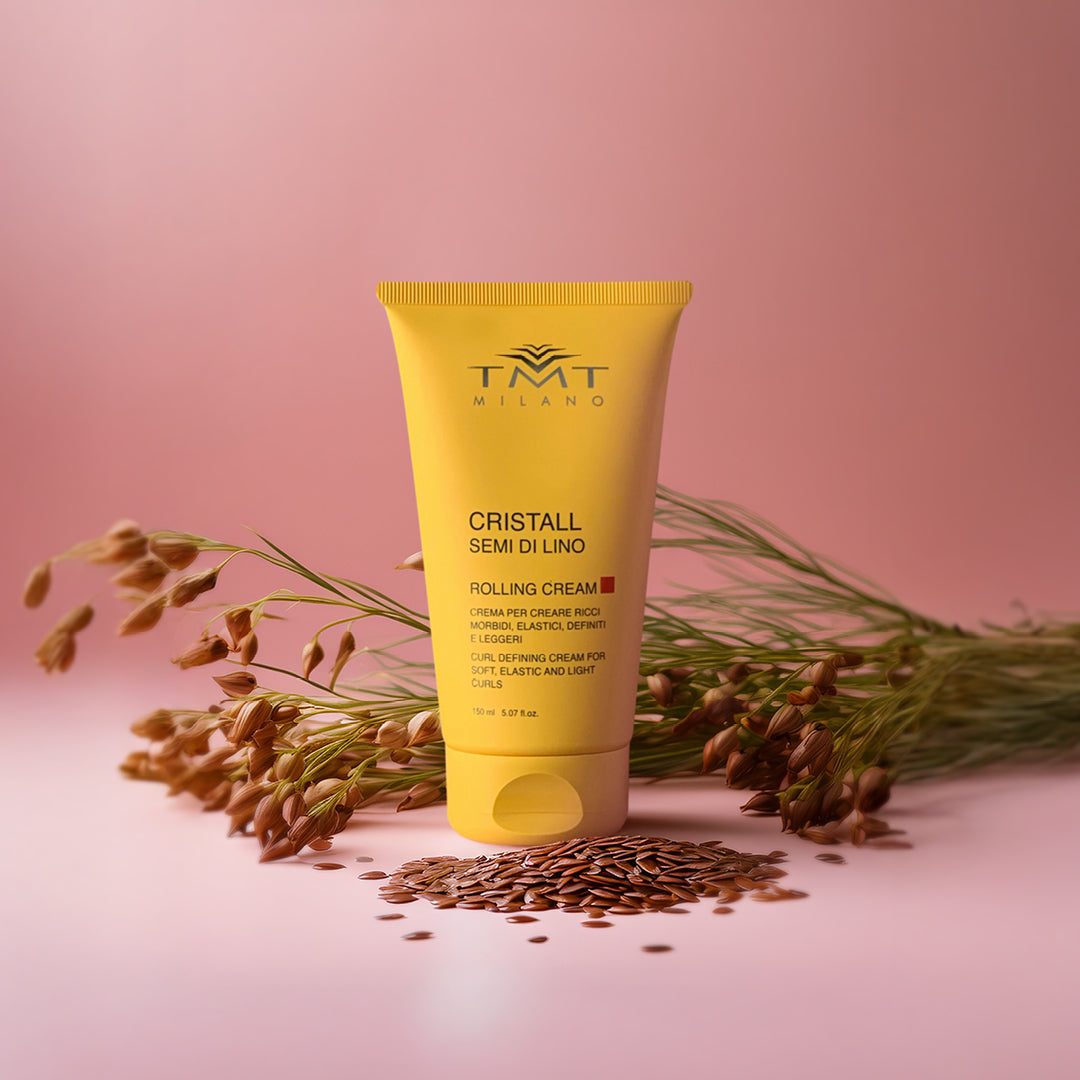 Prodotto TMT Crema per Capelli Ricci su sfondo nuetro aranciato e il flacone poggia sui semi di lino