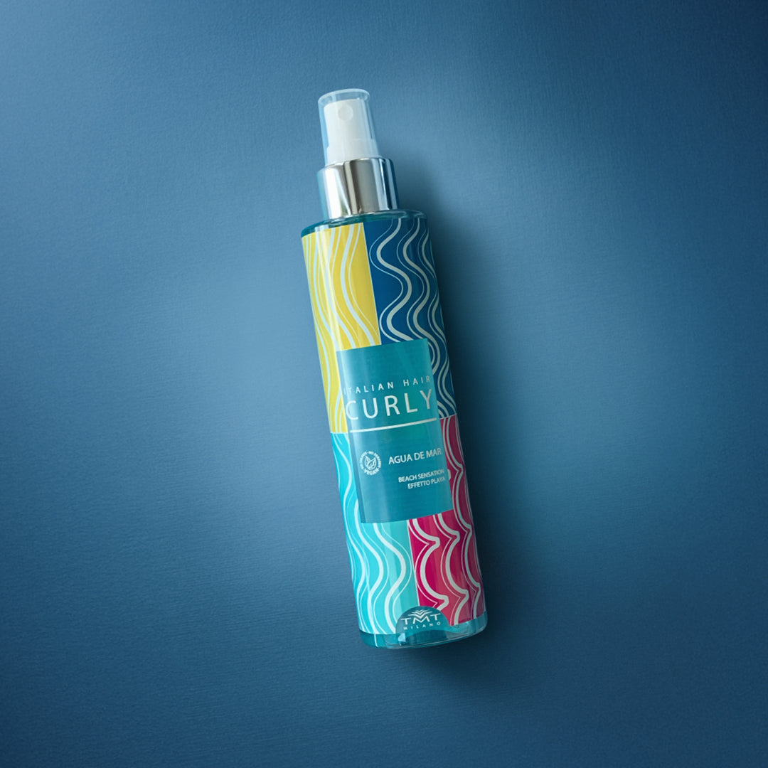 Flacone Curly Agua de Mar di Tmt molto colorato che poggia su sfondo in tinta unita azzurro