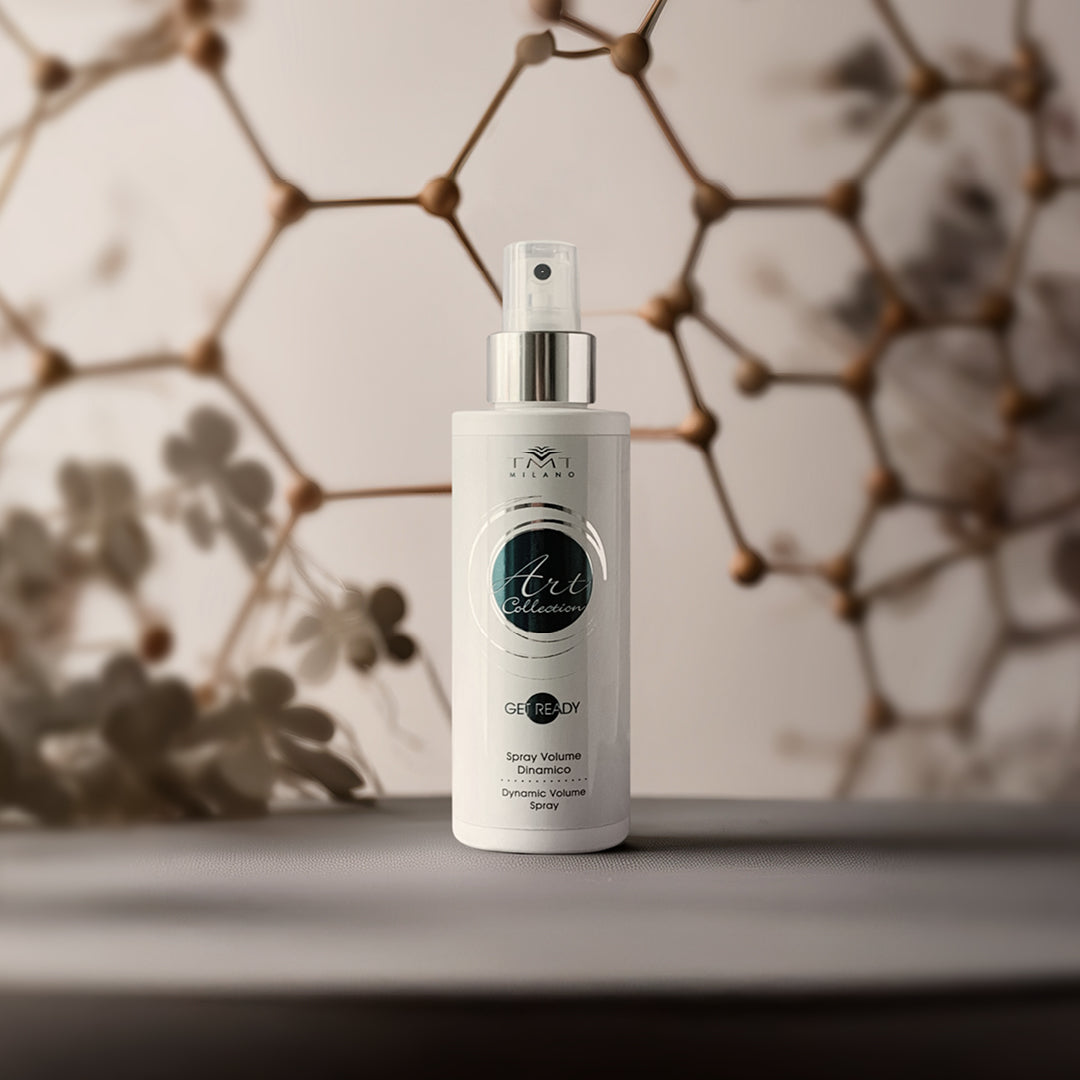 flacone bianco di spray volume di get ready tmt che poggia su un piano grigiio e dietro una struttura di palline in legno