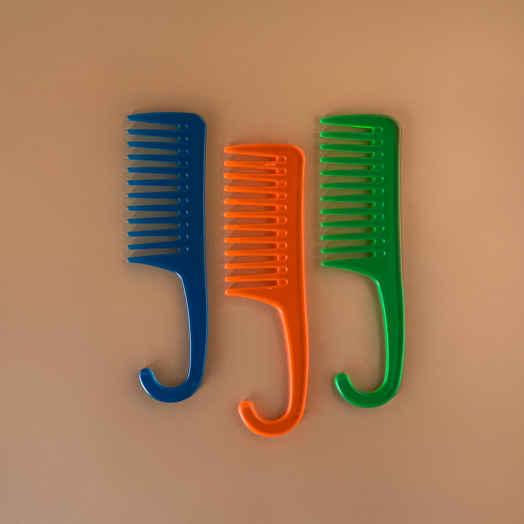 Pettine Grande Colorato in Plastica con Manico