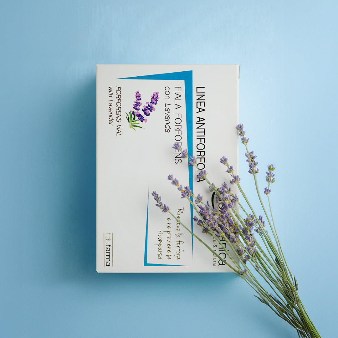 scatola fiala antiforfora fidufarma su sfondo azzurro con un ramo di lavanda che esce sull'angolo sinistro