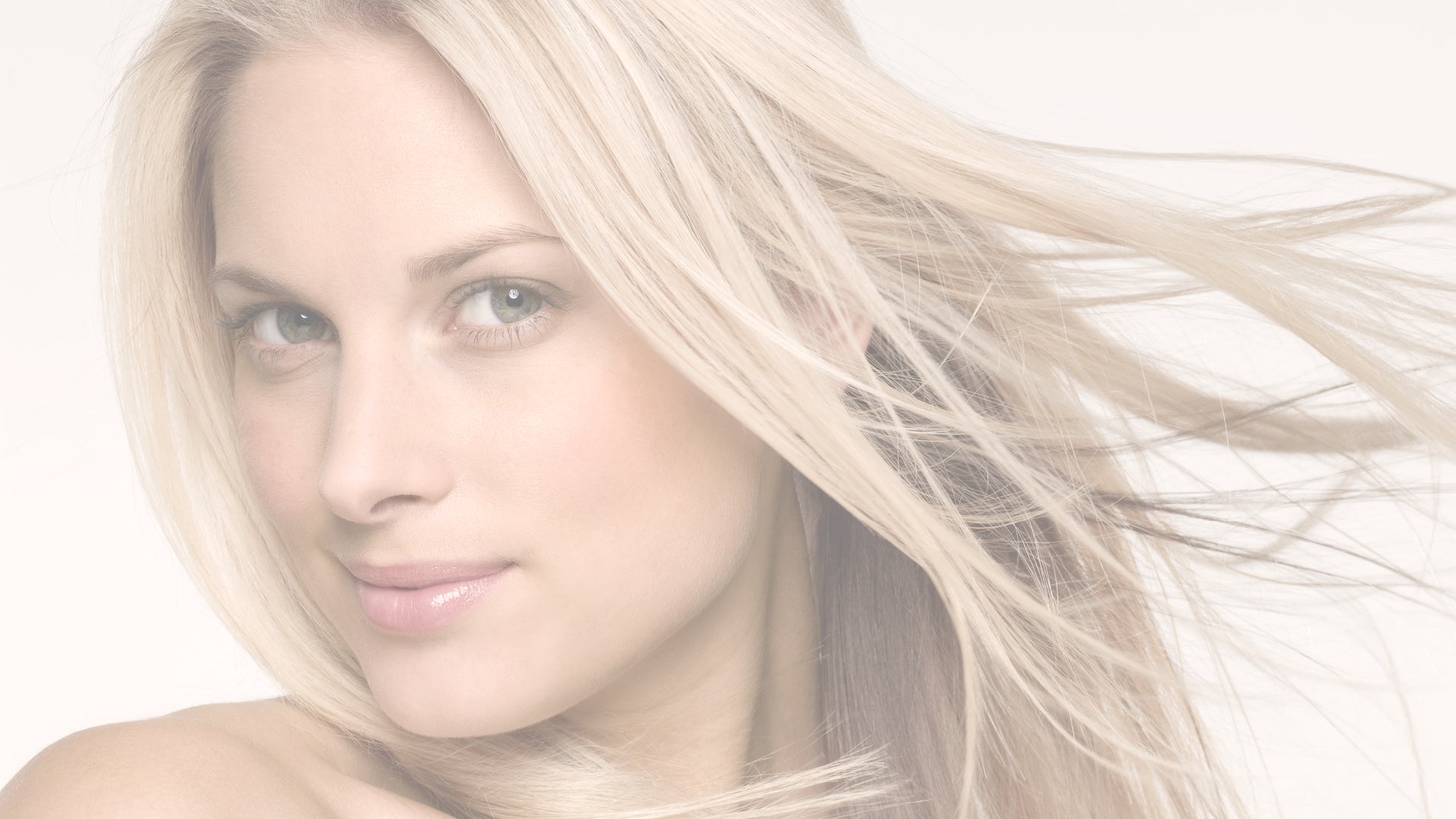 ragazza dall'aspetto naturale con capelli biondi lisci 