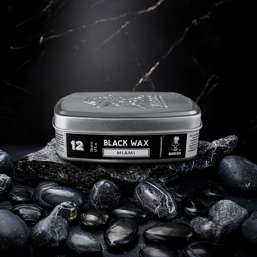 Vaso Black Wax che poggia su uno sfondo di sassi grigi 