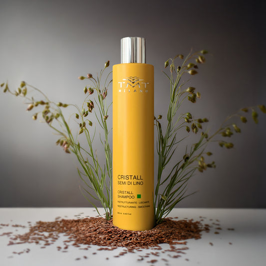 Prodotto TMT shampoo ristrutturante su sfondo nuetro grigio e il flacone poggia sui semi di lino