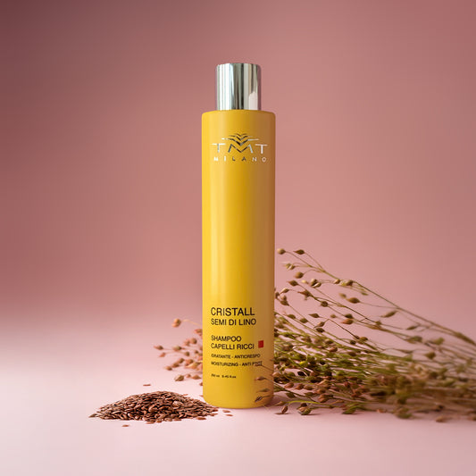 Prodotto TMT Shampoo Capelli Ricci su sfondo nuetro aranciato e il flacone poggia sui semi di lino