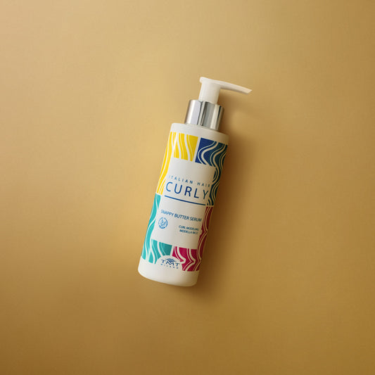 Flacone Curly Snappy Butter Serum di Tmt molto colorato che poggia su sfondo in tinta unita fucsia